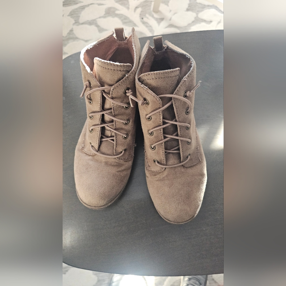 Rock & Candy Tan Chukka Boots Sz 9